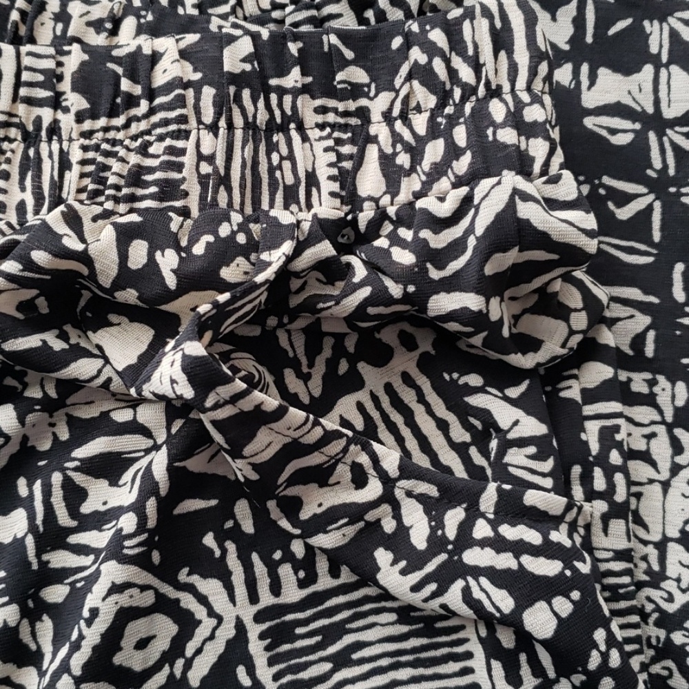 soft pull over pants in a black and white print - Picture 2 of 5